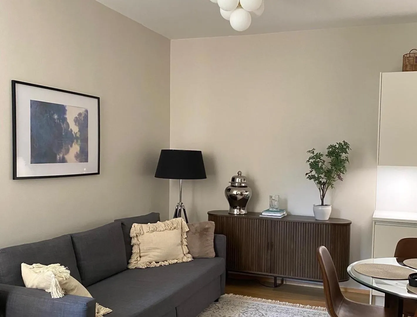 Modern Apartment In A Prime Locations kontakt
